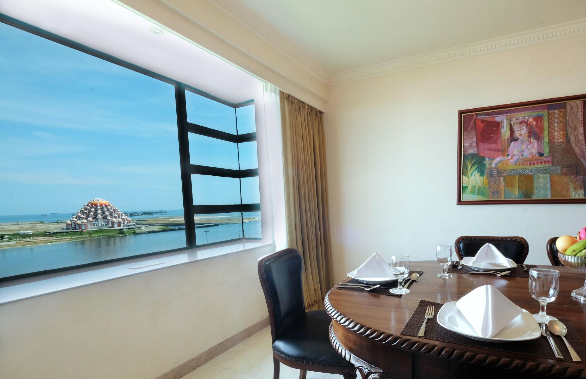 Aryaduta Makassar Esterno foto